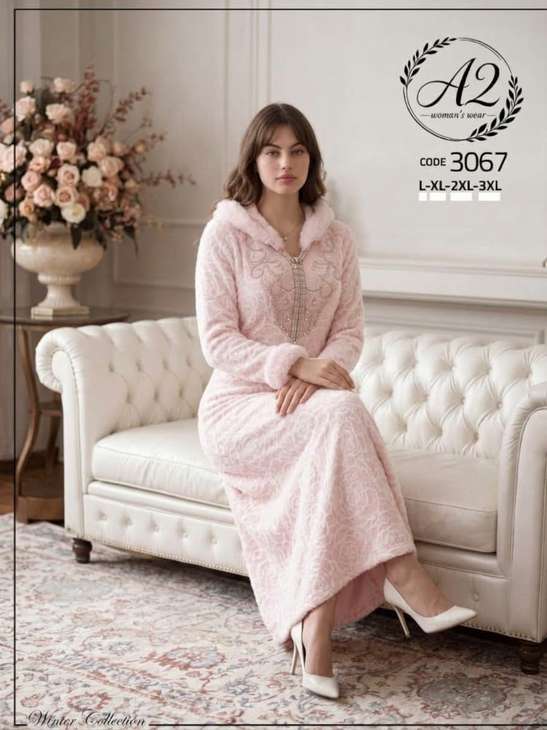 صورة عباية جوخ شتوي منقوشة